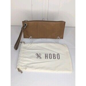HOBO Vida Wristlet In Leather - Truffle Brown
